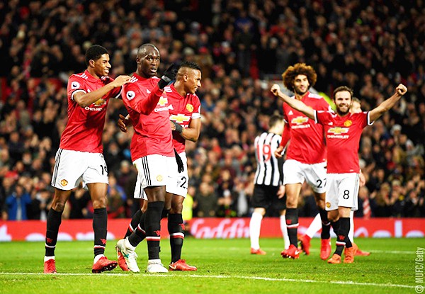 Với Mourinho, Old Trafford lại là điểm tựa vững chắc của M.U - Ảnh 3.