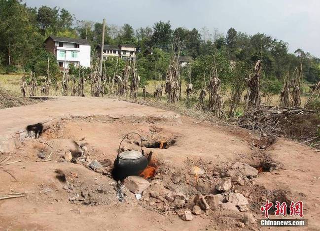 Bãi đất tự bốc cháy âm ỉ suốt 50 năm, người dân đào hố đun nước mà không cần củi - Ảnh 1.