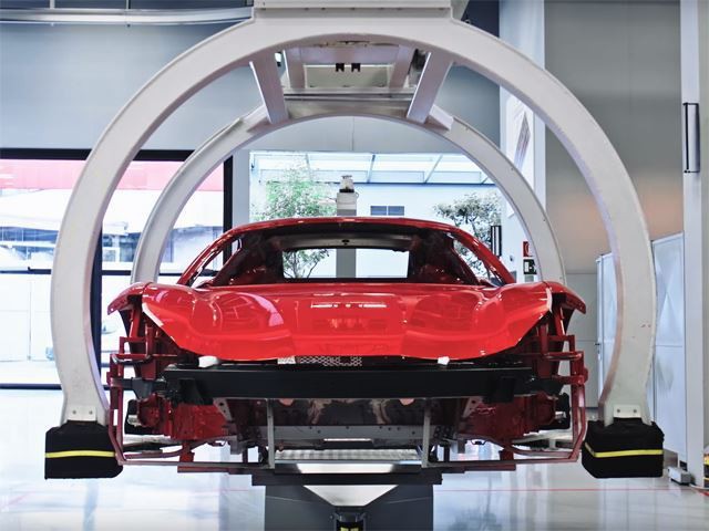 Ferrari truyền đam mê cho cả robot lắp ráp - Ảnh 2.