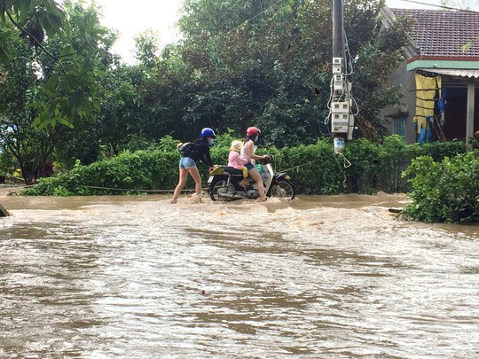 Phú Yên: Nước sông đột ngột lên cao, 1 người bị cuốn trôi - Ảnh 1.