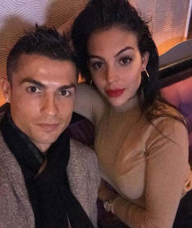 Ronaldo quấn quít bên Georgina sau khi lập kỷ lục ở Champions League - Ảnh 1.