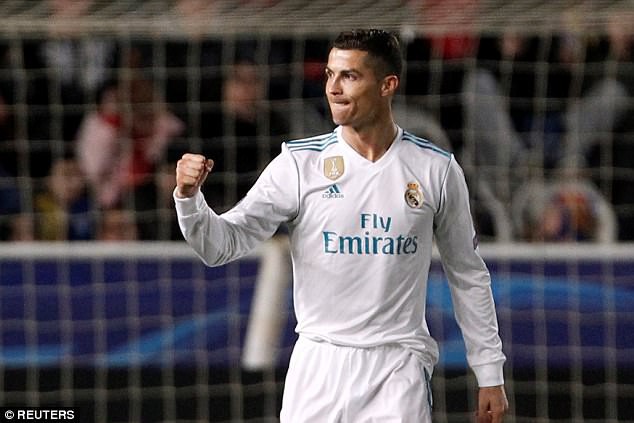 Ronaldo quấn quít bên Georgina sau khi lập kỷ lục ở Champions League - Ảnh 2.