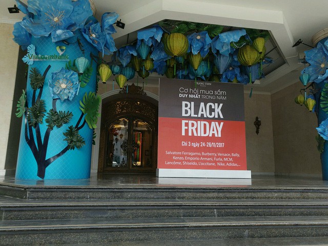 Cảnh trái ngược tại Tràng Tiền Plaza và Vincom trong ngày Black Friday - Ảnh 1.