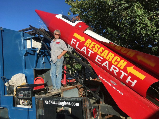 Cuối tuần này, bác già 61 tuổi sẽ dùng tên lửa tự chế bay lên không để chứng minh Trái Đất này là phẳng - Ảnh 1.