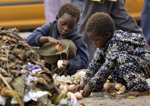 Chùm ảnh: Người dân Zimbabwe vật lộn với đói nghèo cùng cực - Ảnh 2.