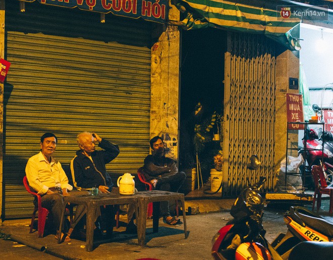 Chùm ảnh: Người Sài Gòn và thói quen uống cafe cóc từ lúc mặt trời chưa ló dạng cho đến chiều tà - Ảnh 1.