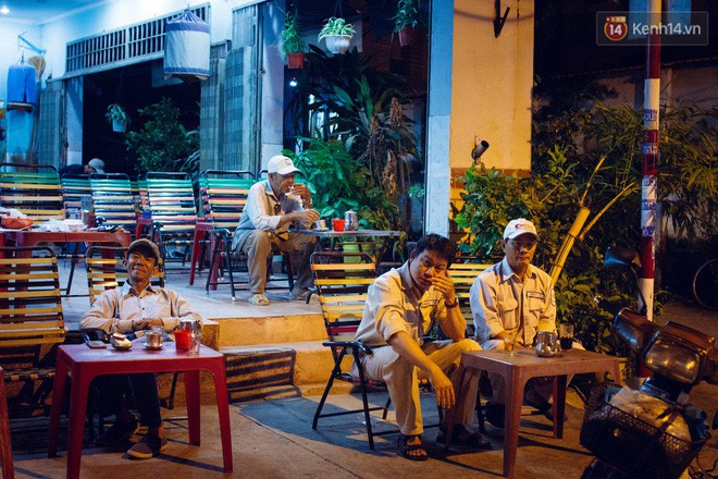 Chùm ảnh: Người Sài Gòn và thói quen uống cafe cóc từ lúc mặt trời chưa ló dạng cho đến chiều tà - Ảnh 2.