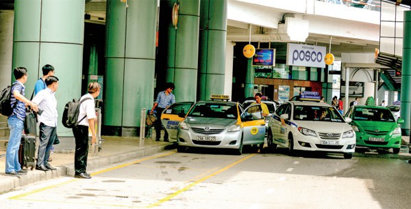 Taxi không quá 6 tuổi mới được chở khách ở Nội Bài? - Ảnh 2.