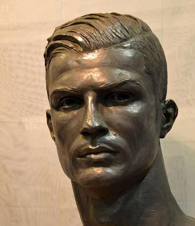 Cuối cùng, tượng điêu khắc Ronaldo cũng đẹp trai hơn - Ảnh 1.