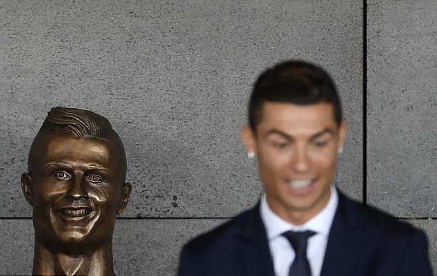 Cuối cùng, tượng điêu khắc Ronaldo cũng đẹp trai hơn - Ảnh 2.