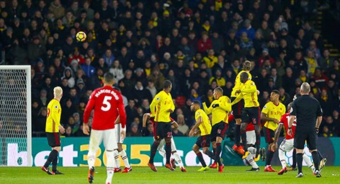 Ronaldo, Messi dẹp sang một bên đi, đêm nay là của Ashley Young - Ảnh 1.