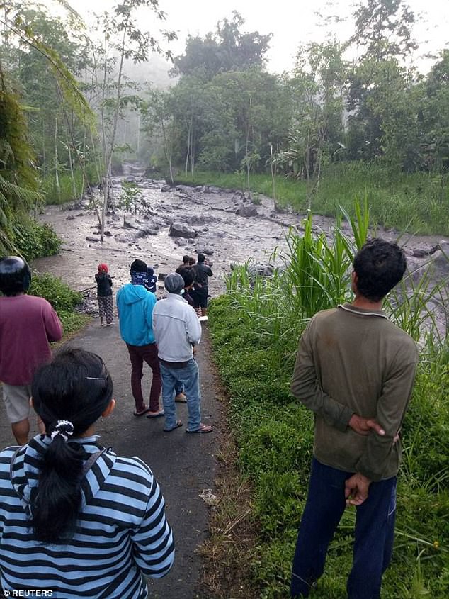 Xuất hiện dòng sông đen ngòm sau khi núi lửa ở Bali nhả cột khói cao 4000m - Ảnh 5.