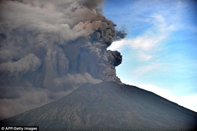 Xuất hiện dòng sông đen ngòm sau khi núi lửa ở Bali nhả cột khói cao 4000m - Ảnh 6.