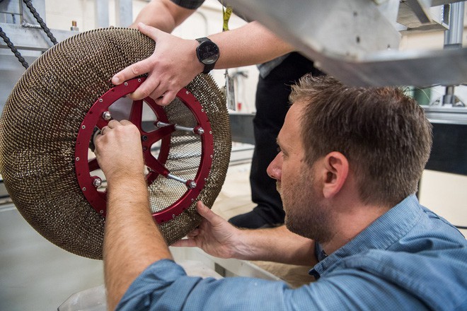 NASA tạo ra loại lốp vĩnh cửu: đi được trên mọi địa hình, chịu được độ lạnh -200 độ C, nhớ được hình dáng của mình - Ảnh 1.