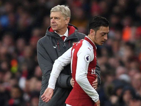 Wenger giữ lại Sanchez, Oezil đến hết mùa là đúng đắn hay sai lầm? - Ảnh 1.