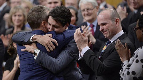 Thủ tướng Canada Justin Trudeau bật khóc xin lỗi người đồng tính - Ảnh 1.