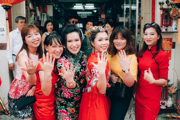 Dàn bê tráp theo phong cách ‘bến Thượng Hải’ của cô dâu người Việt gốc Hoa gây sốt mạng xã hội - Ảnh 1.