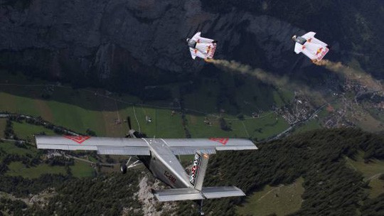 Lao từ đỉnh núi, “người bay” đáp vào máy bay trên không - Ảnh 2.