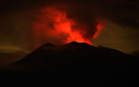 Indonesia cảnh báo núi lửa Agung có khả năng phun trào rất mạnh - Ảnh 1.