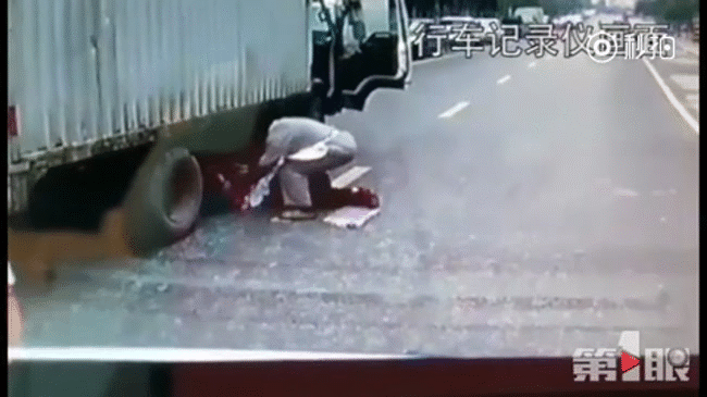 Bất cẩn khi qua đường, người phụ nữ thoát chết thần kì khi chui tọt vào gầm xe tải - Ảnh 3.