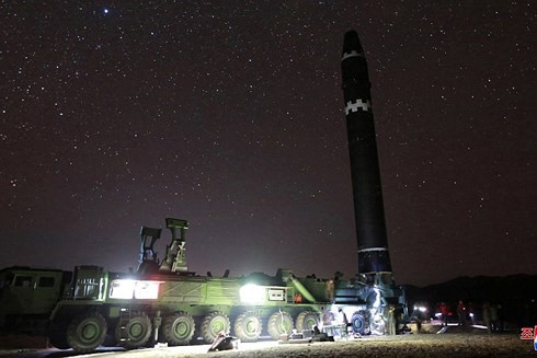 Độ nguy hiểm của tên lửa Hwasong-15 và cách đối phó của Hàn Quốc - Ảnh 2.
