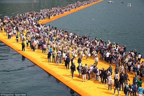 Chuyện lạ có thật: Hàng nghìn du khách chen chân trải nghiệm đi trên mặt nước - Ảnh 2.