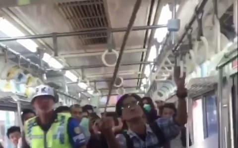 Bắt rắn bằng tay không trên tàu điện ngầm, đây chính là người hùng hot nhất mạng xã hội Indonesia - Ảnh 2.