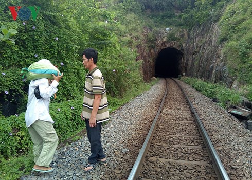 Học sinh ở Khánh Hòa đi chung hầm với tàu hỏa để qua sông, đến trường - Ảnh 1.