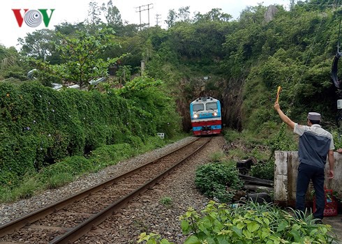 Học sinh ở Khánh Hòa đi chung hầm với tàu hỏa để qua sông, đến trường - Ảnh 2.