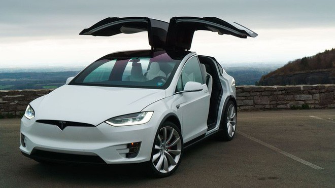 Xe gia đình Tesla Model X kéo thêm gần 2 tấn vẫn đua thắng cả siêu xe thể thao 4 chỗ - Ảnh 1.