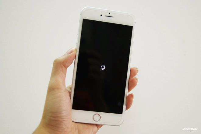 iPhone đang gặp phải lỗi nghiêm trọng: Nóng máy, tự khóa màn hình và respring - Ảnh 1.
