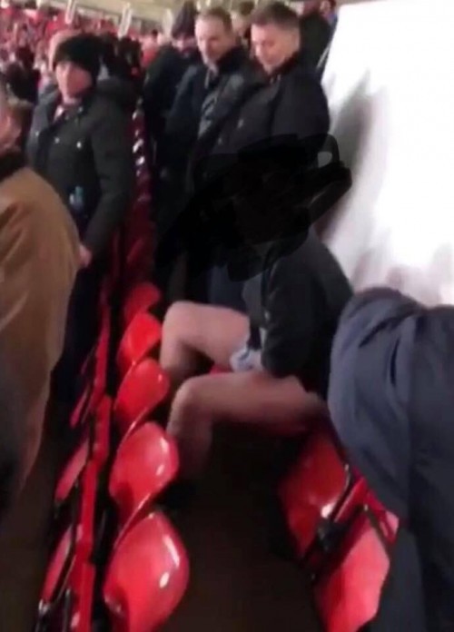 Khó đỡ với hành vi đi vệ sinh ngay trên khán đài của fan Sunderland - Ảnh 1.