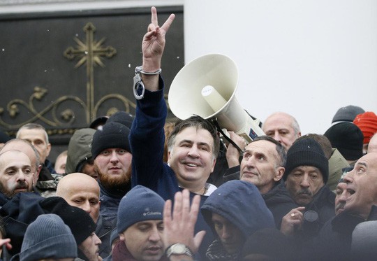 Ukraine: Người ủng hộ phá xe cảnh sát, giải thoát cựu tổng thống Georgia - Ảnh 1.