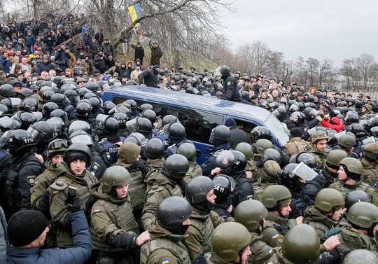 Ukraine: Người ủng hộ phá xe cảnh sát, giải thoát cựu tổng thống Georgia - Ảnh 2.