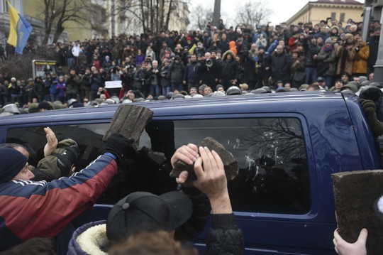 Ukraine: Người ủng hộ phá xe cảnh sát, giải thoát cựu tổng thống Georgia - Ảnh 3.