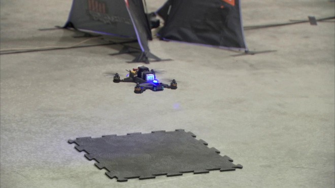 Phi công lái drone suýt thua khi bay thi với trí tuệ nhân tạo do NASA phát triển - Ảnh 1.