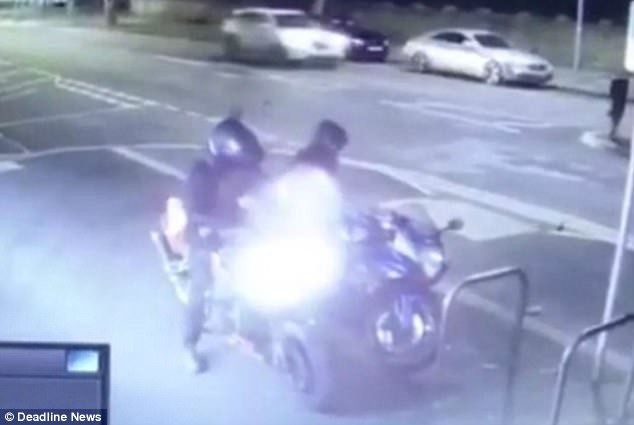 Clip: Đánh cắp xe máy, hai tên trộm ốm đòn dưới tay chủ xe - Ảnh 2.