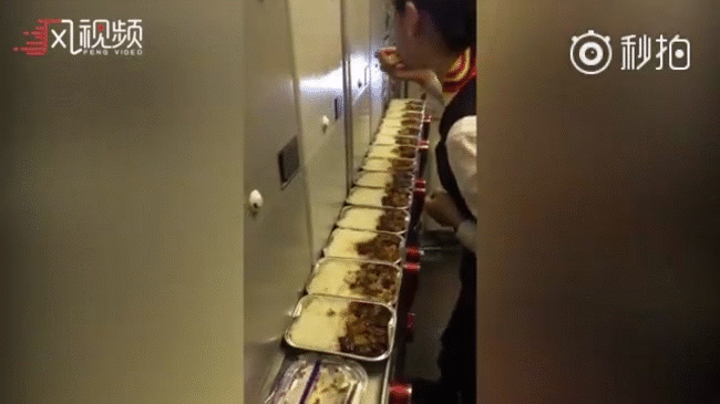 Thực hư chuyện nữ tiếp viên hàng không lén ăn cơm suất của hành khách, mỗi hộp một vài miếng - Ảnh 2.