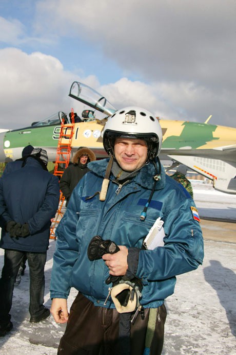 Phi công số 1 Nga Sergei Bogdan tiết lộ bí quyết khiến quan khách chết lặng bằng Su-35 - Ảnh 1.