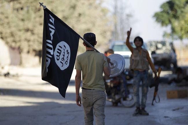 Hàng nghìn phiến quân IS thoát chết tại tử địa Raqqa nhờ...Mỹ? - Ảnh 2.