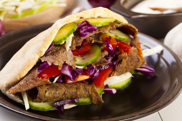 Món bánh mì huyền thoại Doner kebab có nguy cơ bị xóa sổ khỏi châu Âu - Ảnh 1.