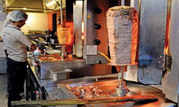 Món bánh mì huyền thoại Doner kebab có nguy cơ bị xóa sổ khỏi châu Âu - Ảnh 2.