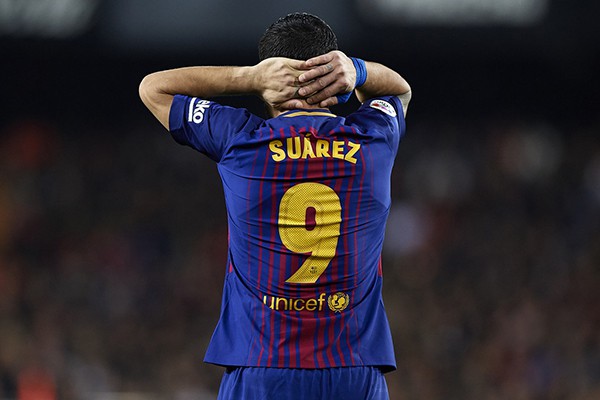 Đã đến lúc Suarez tạm nhường chỗ cho Paco Alcacer - Ảnh 1.