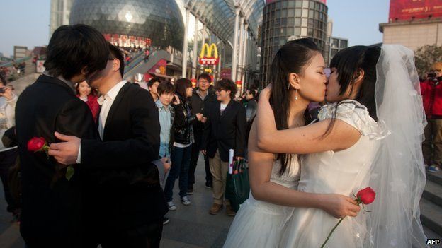Hôn nhân hợp tác”: Vỏ bọc giấu mình của người đồng tính Trung Quốc - Ảnh 1.