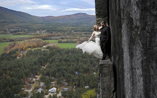 Cặp đôi liều mạng chụp ảnh cưới trên vách đá cao hơn 100m - Ảnh 1.