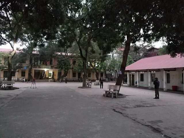 NÓNG: Sập lan can trường Tiểu học Văn Môn, Bắc Ninh, hơn 10 trẻ nhập viện - Ảnh 2.