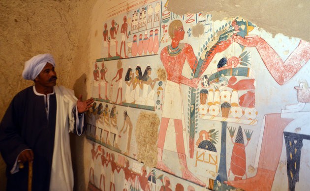 Phát hiện xác ướp hoàn hảo cùng kho báu khổng lồ trong mộ cổ 3.500 năm ở Ai Cập - Ảnh 2.