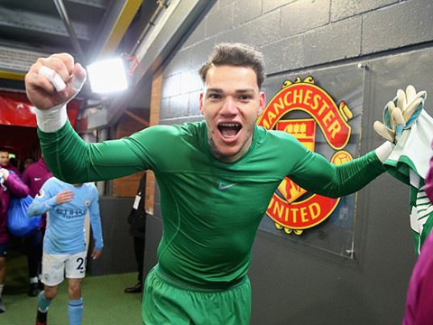 Tiết lộ về Ederson, kẻ ngổ ngáo đối đầu với Mourinho, dẫn tới loạn đả Old Trafford - Ảnh 1.