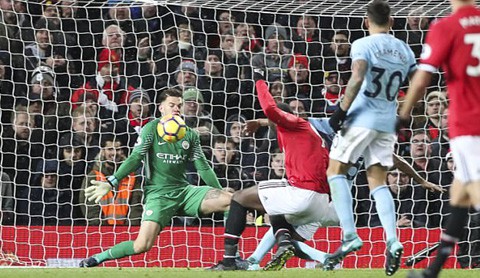 Tiết lộ về Ederson, kẻ ngổ ngáo đối đầu với Mourinho, dẫn tới loạn đả Old Trafford - Ảnh 2.