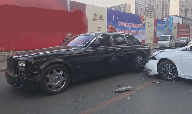 Bị đâm vỡ đầu xe, chủ Rolls-Royce nói với tài xế Hyundai: Bán nhà đi - Ảnh 1.